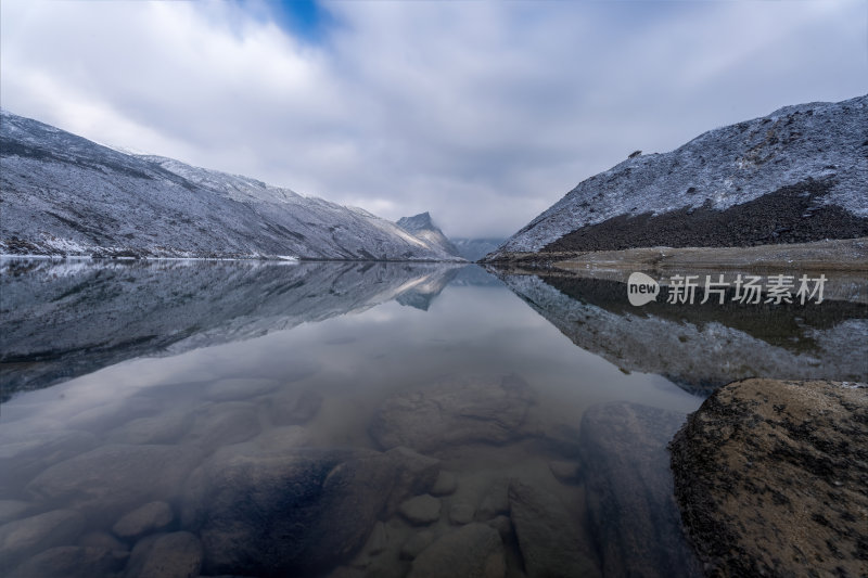 西藏山南洛扎秘境库拉岗日雪山湖泊壮丽景色