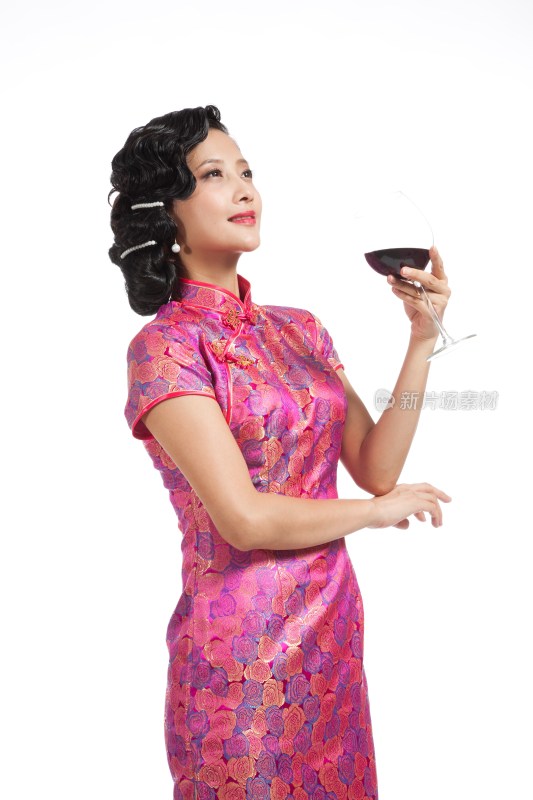 棚拍身穿中国传统服装的年轻女人举杯