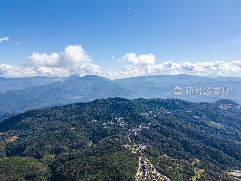 航拍被森林环绕的景迈山村庄全景