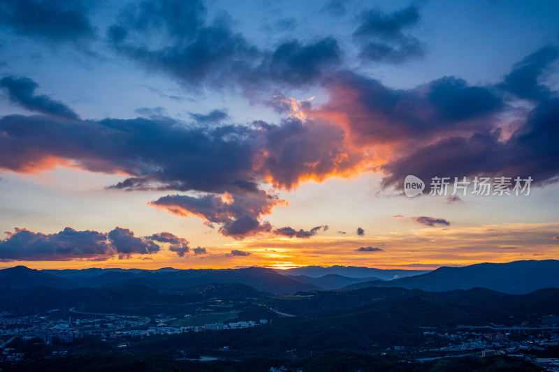 昆明长虫山壮美山川间的绚丽日落景观