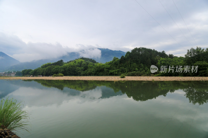 清晨薄雾笼罩的静谧山河