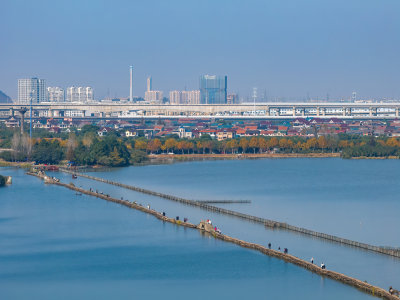 浙江绍兴古纤道水乡长堤与城市天际线航拍