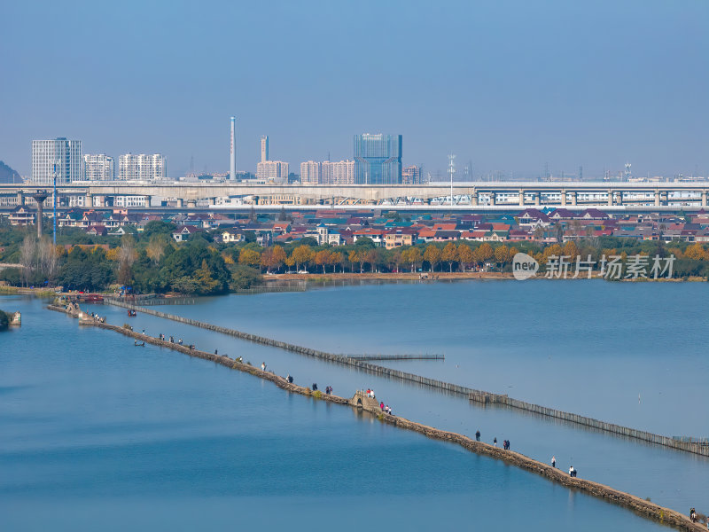 浙江绍兴古纤道水乡长堤与城市天际线航拍