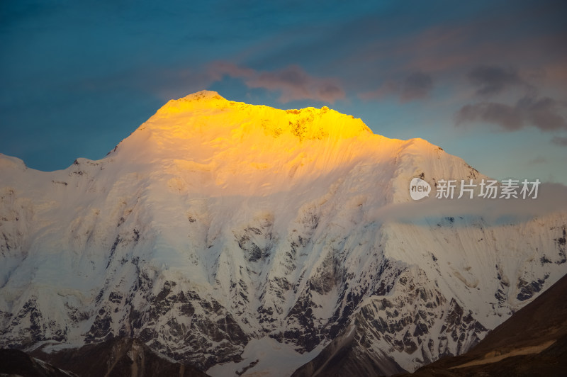 珠峰东坡雪山日照金山