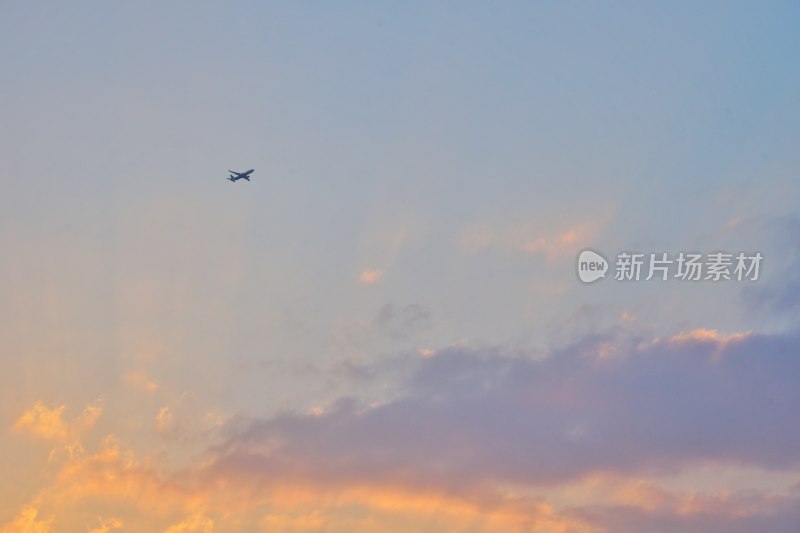 泉州日落，晚霞中飞行的飞机