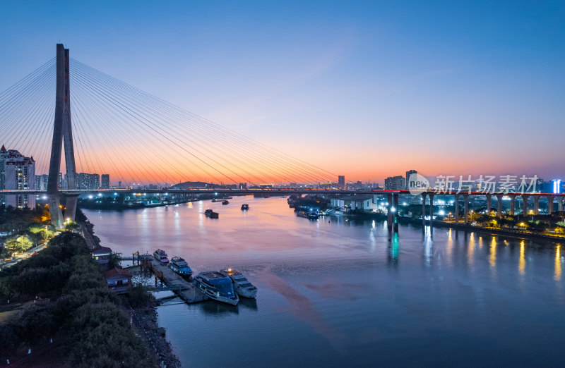 广州东沙桥与珠江城市建筑夕阳余晖