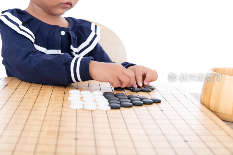 小孩子在棋盘前练习下围棋