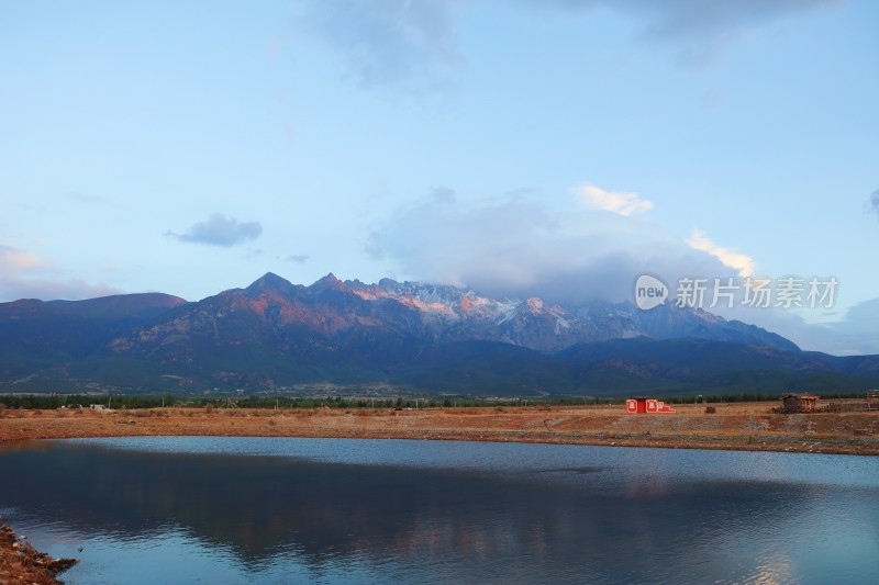 玉龙雪山日照金山