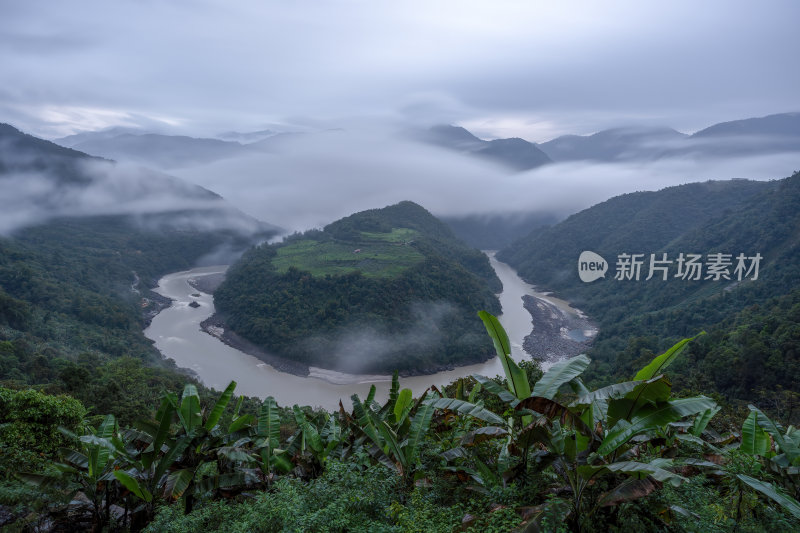 西藏墨脱县雅鲁藏布江果果糖大拐弯绿色河湾