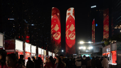 成都春节除夕夜双子塔开启灯光秀和新年寄语