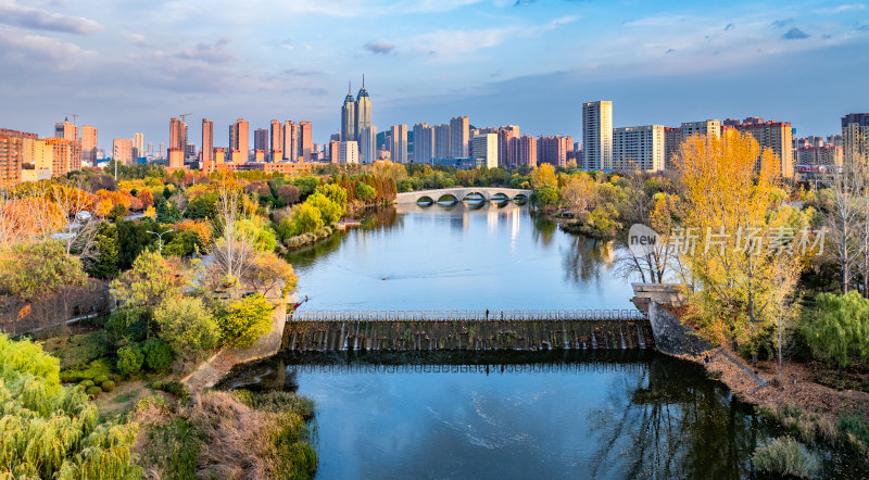 秋日城市公园枣庄龙潭公园