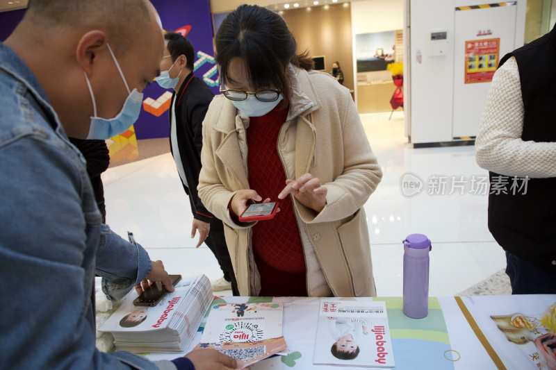 商场内男女扫码互动场景