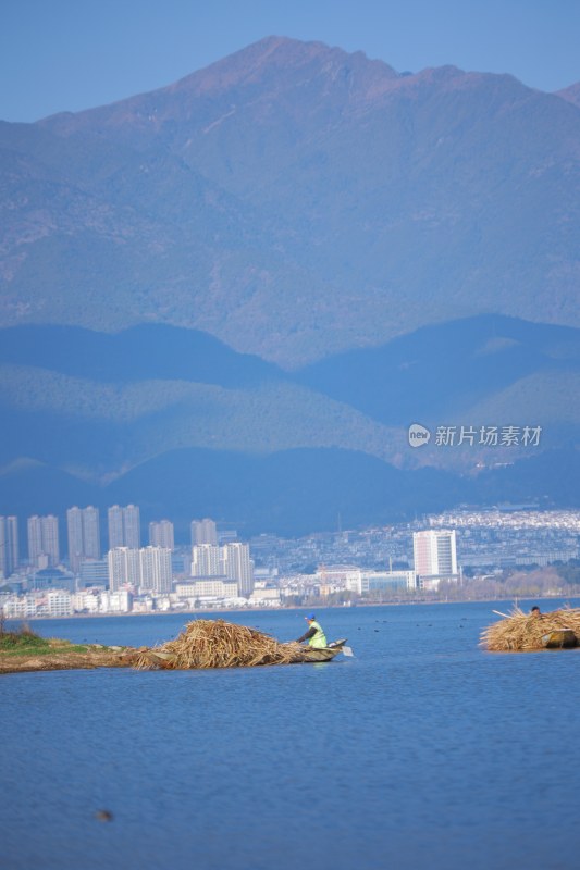 蓝天白云下的连绵山脉苍山洱海壮丽景象