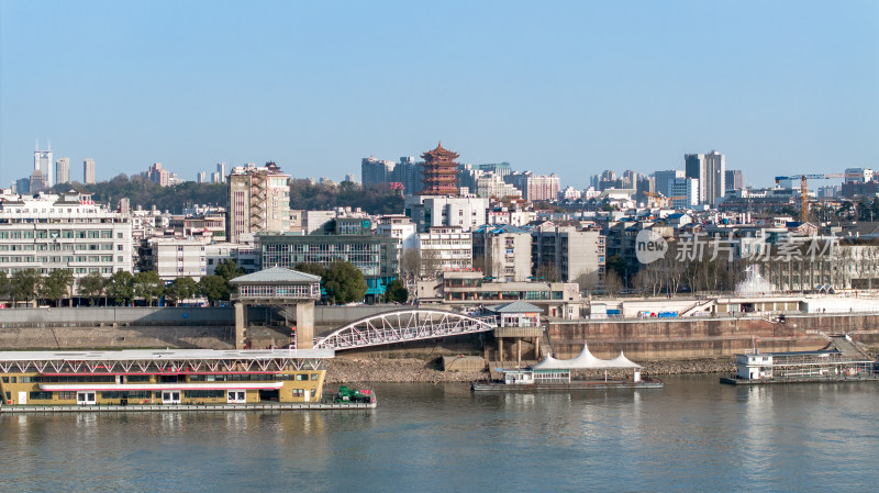 江边城市建筑群与游船的景观