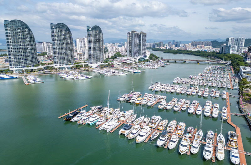 海南三亚游艇基地高视角航拍城市帆船、游艇