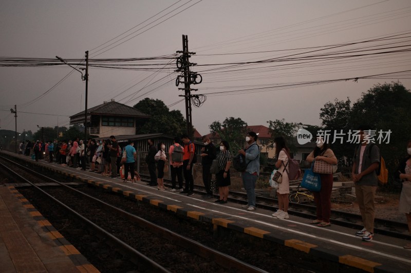 火车站台乘客候车场景