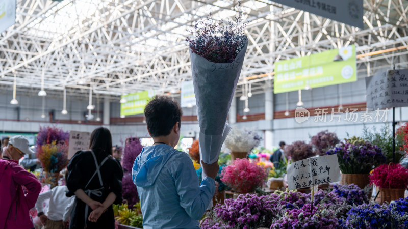 云南昆明斗南花市吸引大量游客前来买花