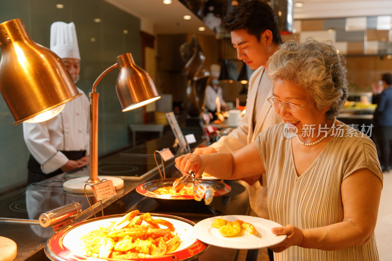 幸福老人吃自助餐