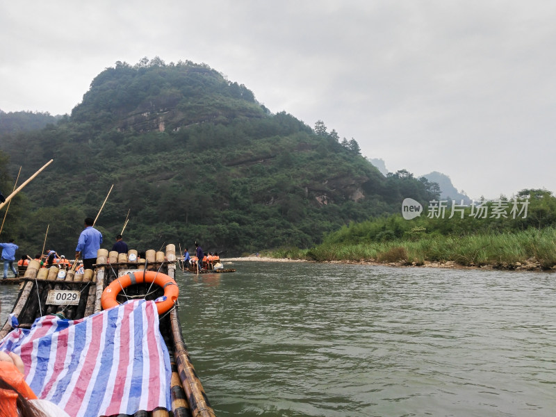 武夷山竹筏漂流景象