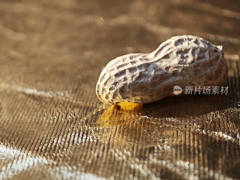 金色背景上的花生特写