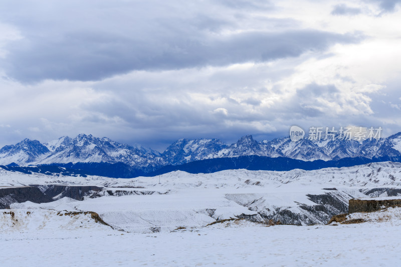 中国新疆阿勒泰冬季雪景茫茫雪原与雪山