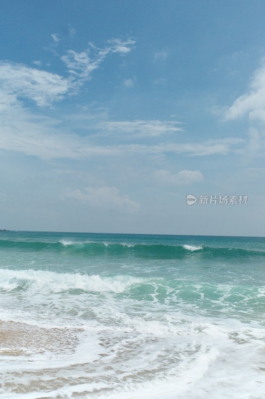 日月湾海边沙滩礁石与海浪景象