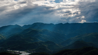 山间的耶稣光，光穿过云层