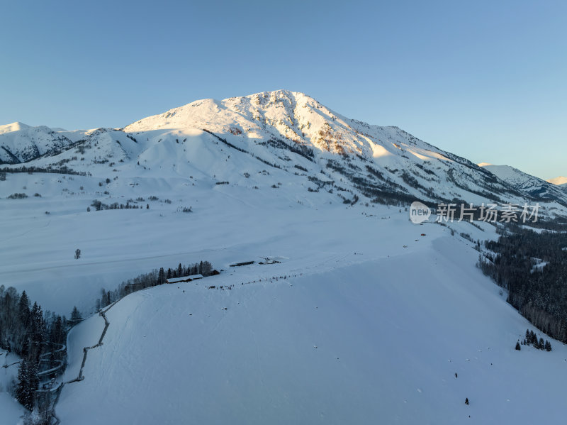 新疆北疆阿勒泰禾木冬季雪景童话世界航拍