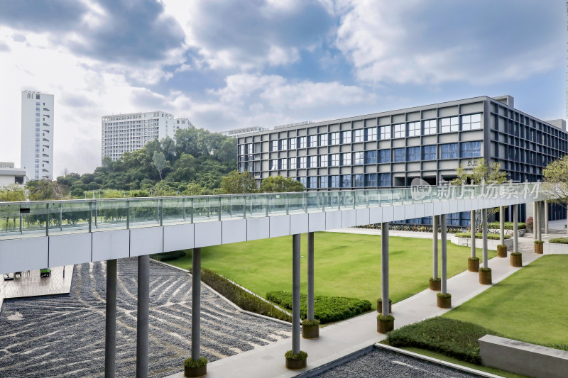 现代建筑与景观桥全景