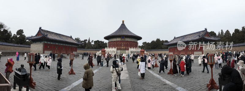 天坛古建筑前的游客人群