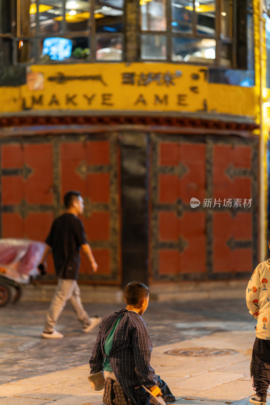 西藏拉萨大昭寺广场朝圣者在虔诚祈祷