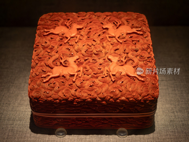 清乾隆剔红波涛海马纹盖盒