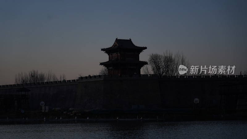 水边古建筑剪影黄昏景象