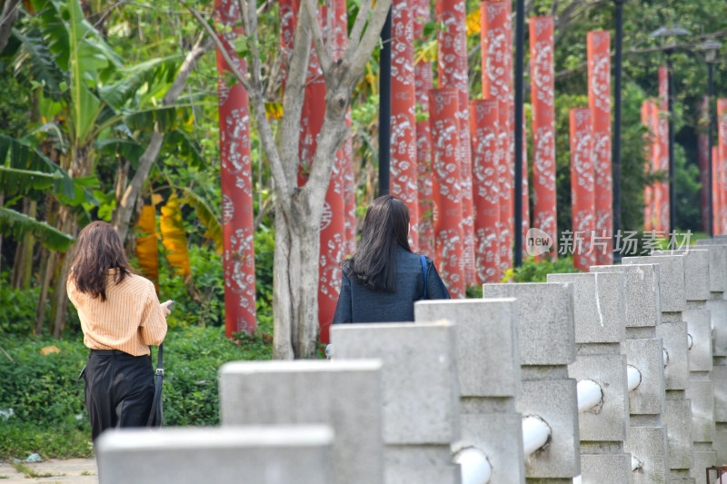 两位女士在公园内漫步