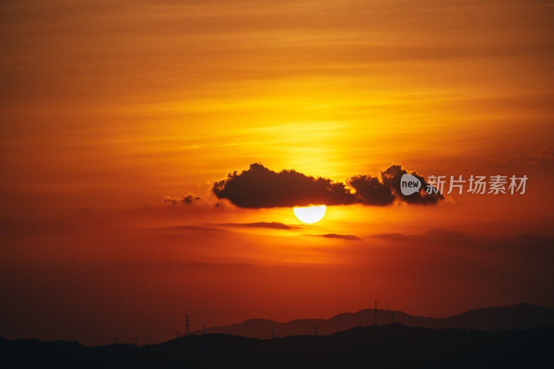 黄昏时分太阳完全落下群山后的天空场景