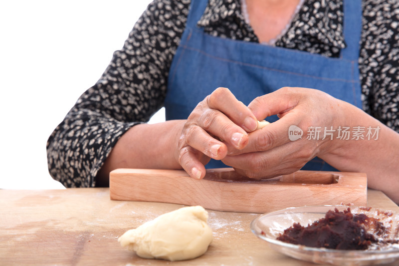 面点师傅正加紧制作中秋节的月饼