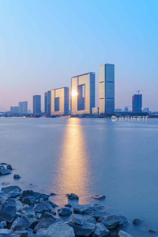 广州之窗建筑与厦滘珠江长曝光夕阳余晖