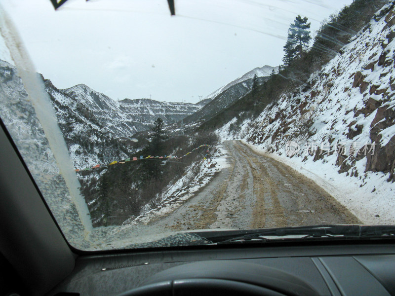 川藏线上雪地山路的各种车祸错车行驶