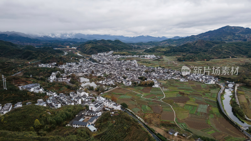 安徽呈坎村山村秋景徽派建筑群航拍