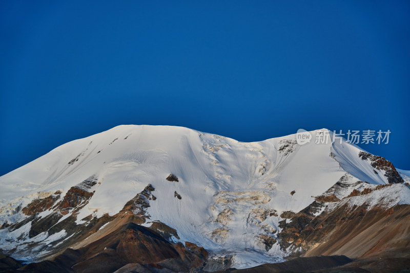 甘肃阿尼玛卿雪山