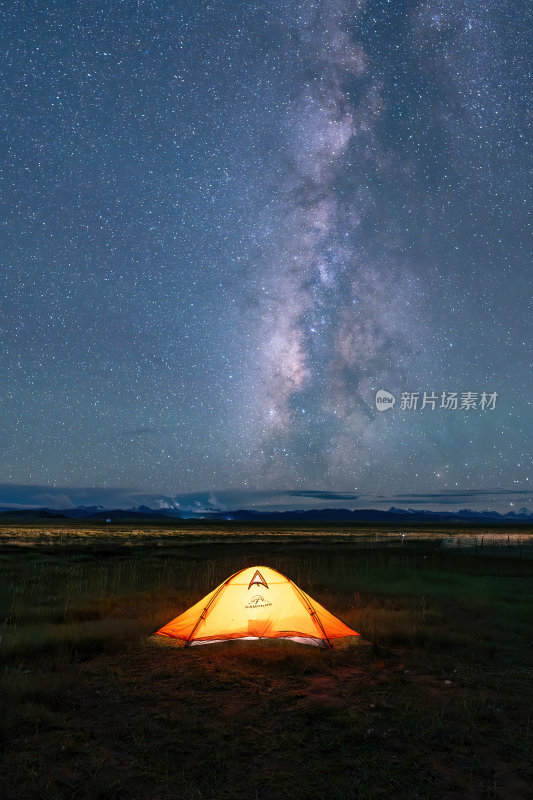 西藏阿里帕羊镇星空下的广袤草原和宁静银河