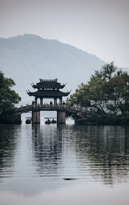 湖景中式建筑与山水风光