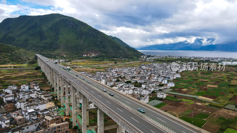 山区高架桥与公路俯瞰景象