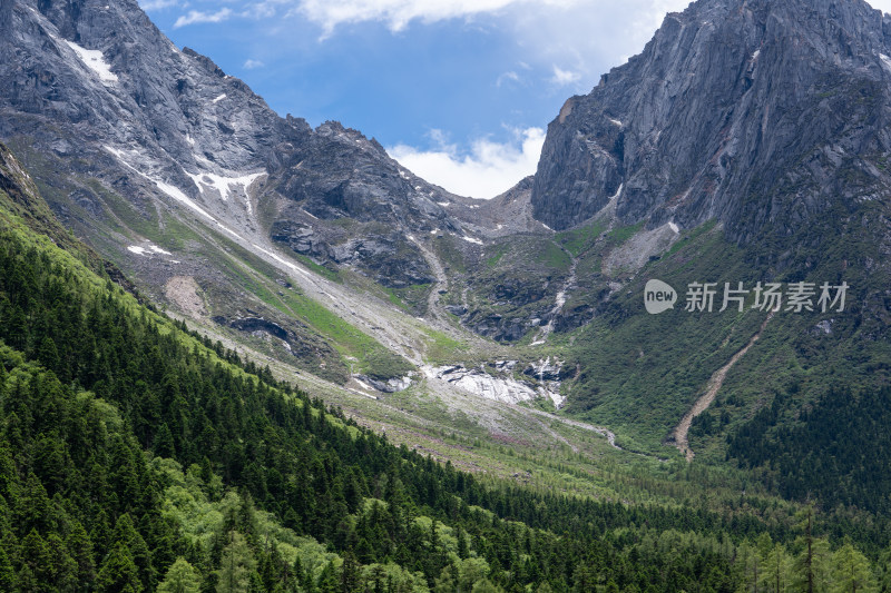 四川阿坝理县毕棚沟景区的雪山