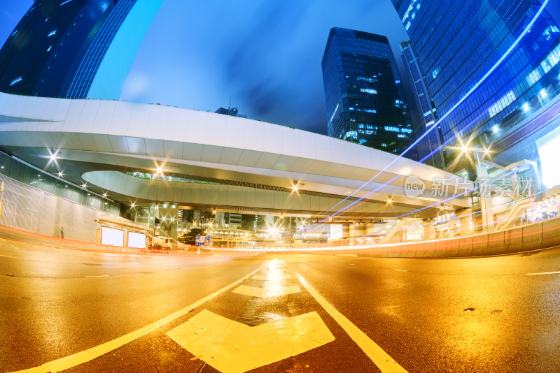 城市街道夜晚车流与高楼景观