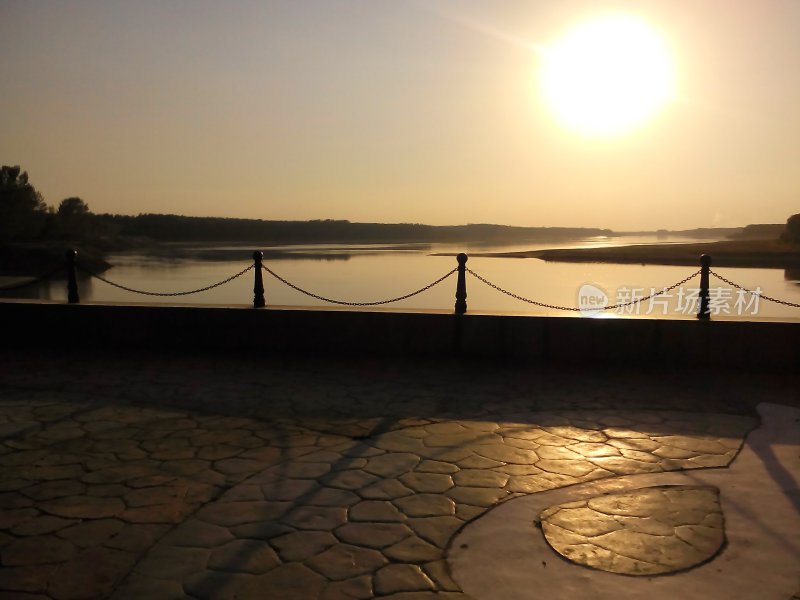 河边步道夕阳下的美丽景象