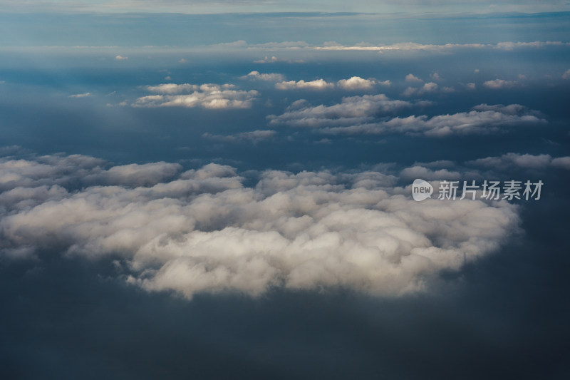 飞机窗户外的天空云景