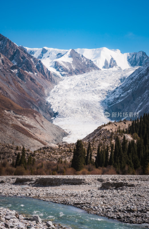 雪山冰川脚下的河流风景