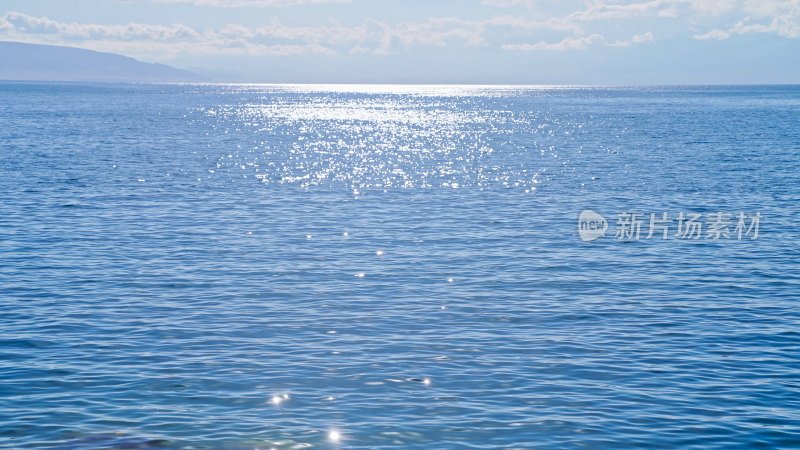 新疆赛里木湖湖面波光粼粼