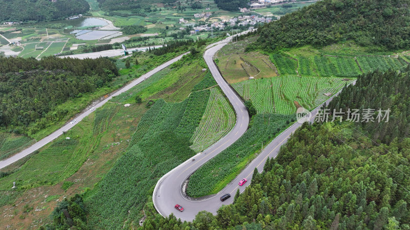 蜿蜒山路  乡村振兴